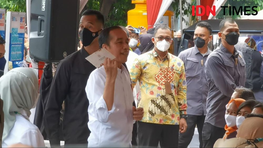 Jokowi Blusukan Bareng Gibran, Beri Bantuan Sembako Hingga Modal Usaha
