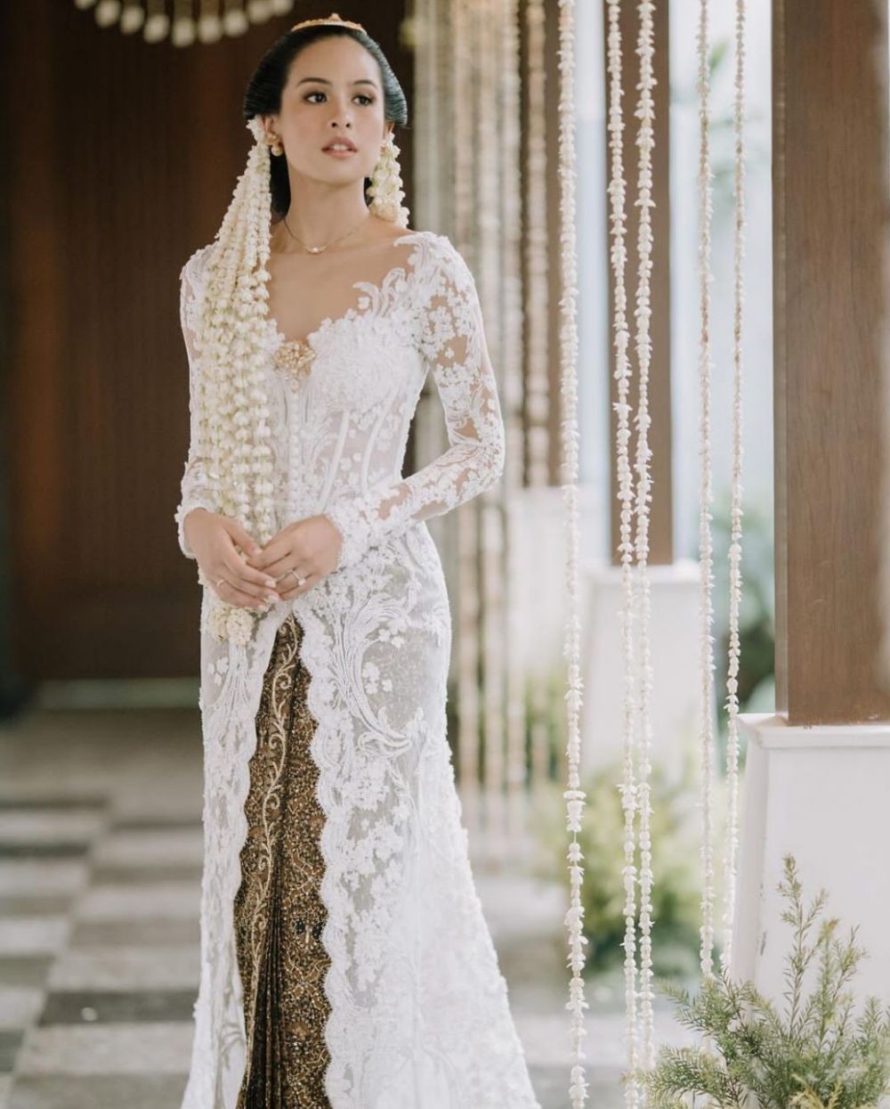 10 Ide Makeup Dan Kebaya Akad Nikah Maudy Ayunda, Berkelas!