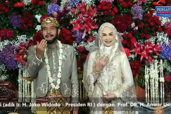 Foto-foto Pernikahan Adik Jokowi dan Ketua MK di Pelaminan