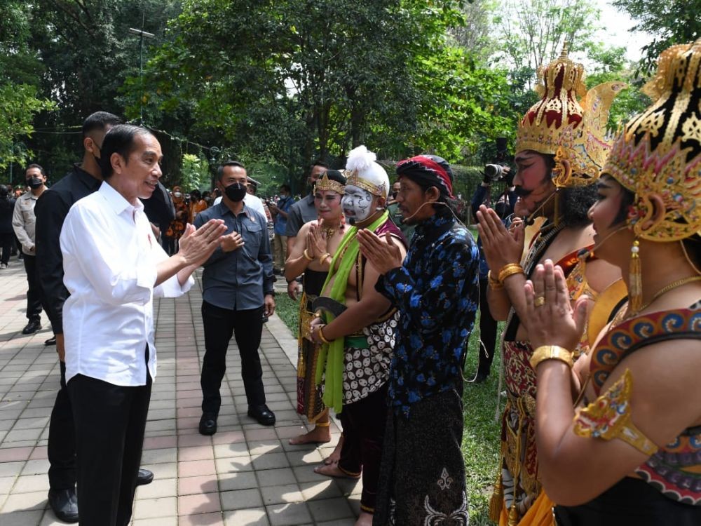 Usai Jadi Wali Nikah, Jokowi Beri Bansos ke Seniman di Surakarta