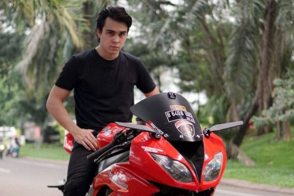 10 Potret Erdin Werdrayana, Pemeran Nando, di Sinetron Roda-Roda Gila