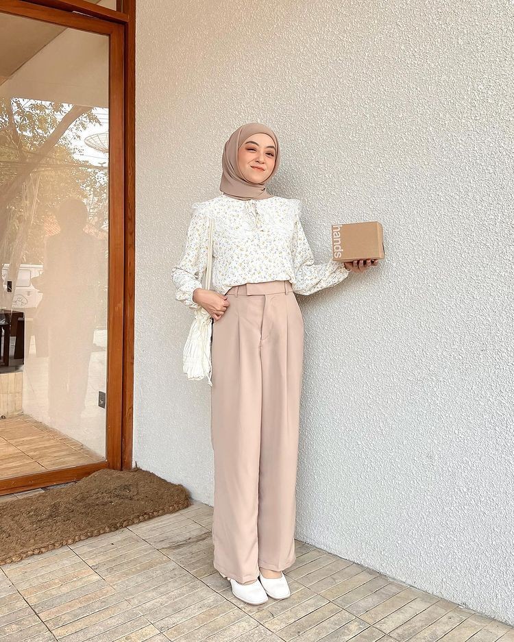 9 OOTD Hijab Earth Tone ala Selebgram Meiraniap, Estetik!