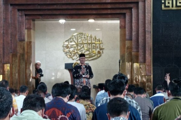 Ratusan Jemaah Doa Bersama untuk Keselamatan Emmeril Kahn