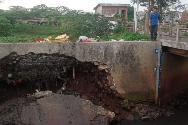 Tanggul Penahan Banjir Kota Tangerang Jebol, Warga Cemas