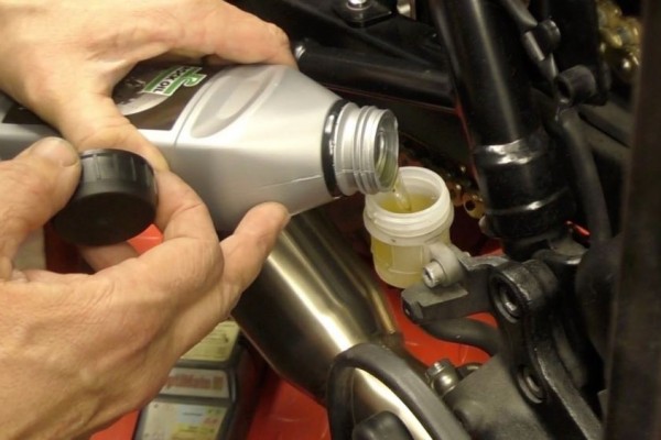 Pengendara Harus Tahu, Ini 4 Fakta Seputar Minyak Rem Motor
