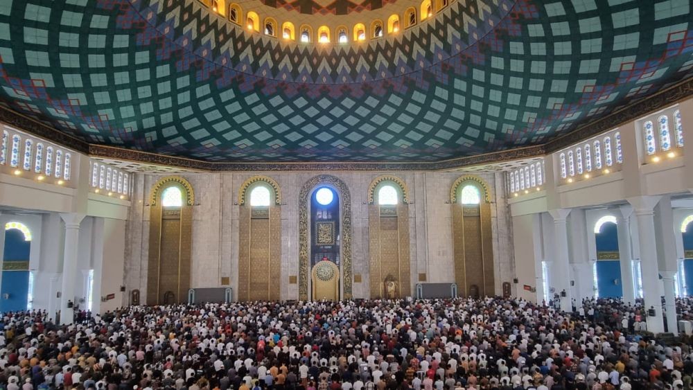 Warga Jatim Salat Ghaib untuk Buya Syafii di Masjid Al-Akbar