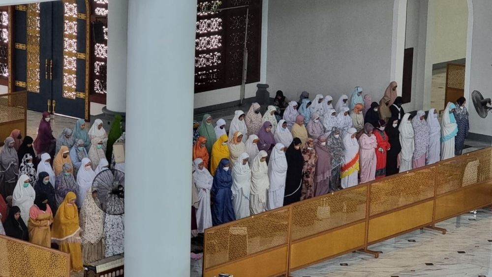 Warga Jatim Salat Ghaib untuk Buya Syafii di Masjid Al-Akbar