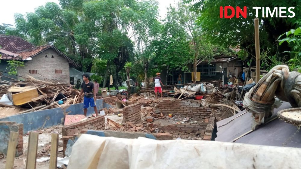 Rumah Roboh, 15 Warga Kabupaten Tangerang Tidur di Tenda Pengungsian