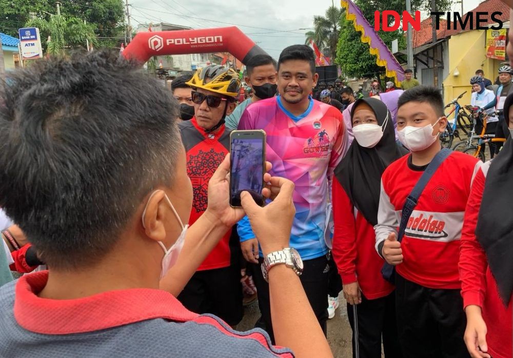 Gowes di Bandar Lampung, Bobby Nasution Diserbu Emak-emak Selfie