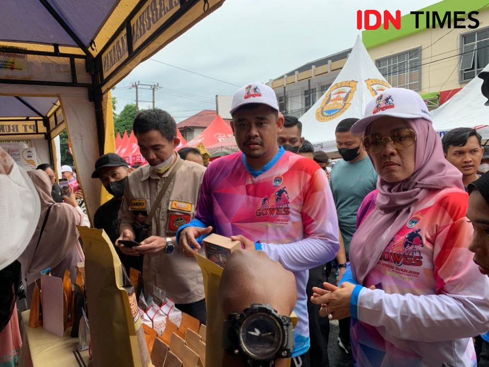 Gowes di Bandar Lampung, Bobby Nasution Diserbu Emak-emak Selfie