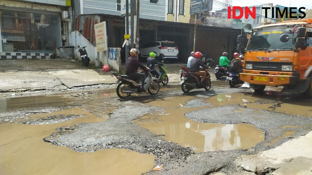 Foto 6 Legislator DPRD Sulsel Dipajang di Antara Jalan Rusak Antang