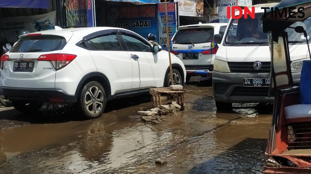 Foto 6 Legislator DPRD Sulsel Dipajang di Antara Jalan Rusak Antang