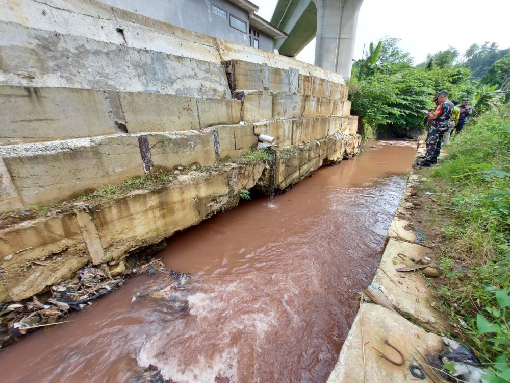 Tercemar Limbah Industri, Air Sungai Cimeta Jadi Merah Darah