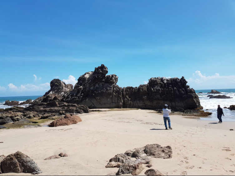 Pantai Karang Songsong Unik dengan Batu Karangnya yang Eksotis