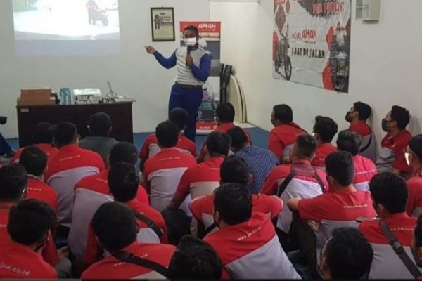 Karyawan JNE Belajar Safety Riding Naik Honda CB150X