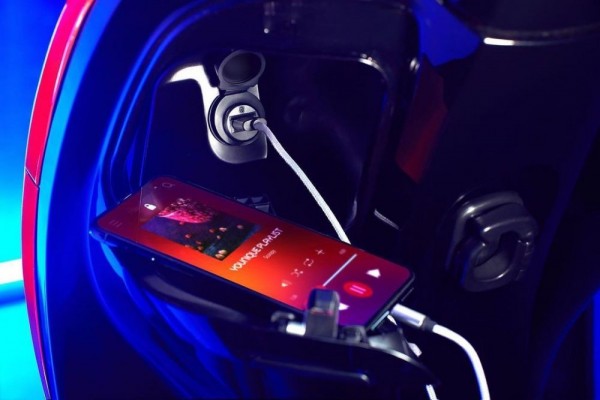 Efek Samping Charge HP di Motor Bikin Aki Jadi Soak?