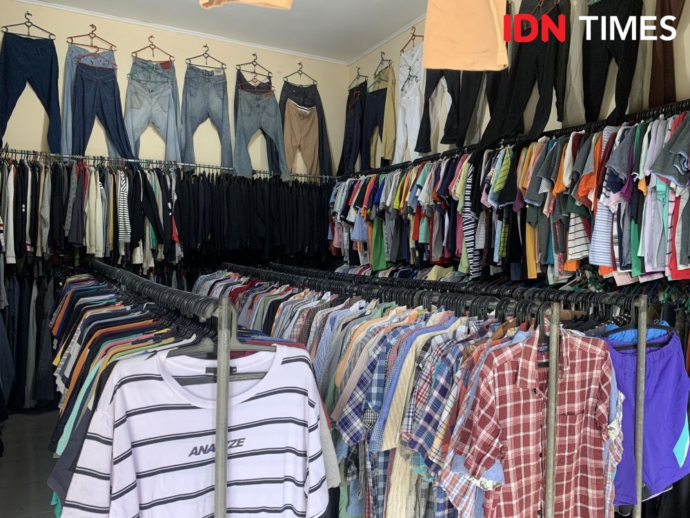 Cerita Pedagang Thrift Lampung Banyak Suka Duka, Omzet Tak Menentu