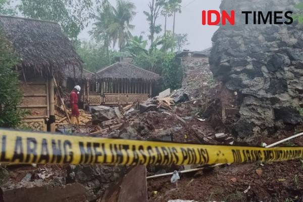 Longsor Di Sukabumi, 12 Rumah Warga Tertimbun Tanah