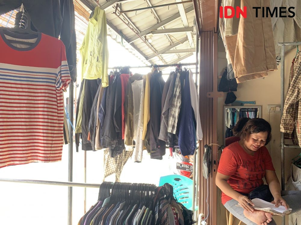 Cerita Pedagang Thrift Lampung Banyak Suka Duka, Omzet Tak Menentu