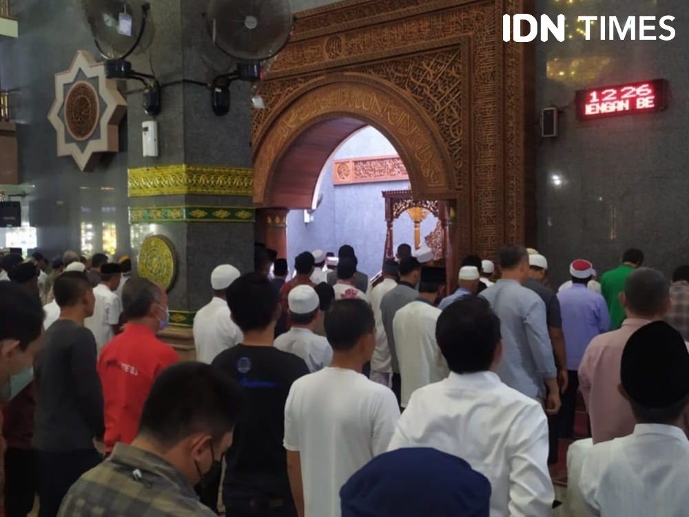 Ribuan Jemaah Masjid At-Taqwa Cirebon Panjatkan Doa Terbaik untuk Eril