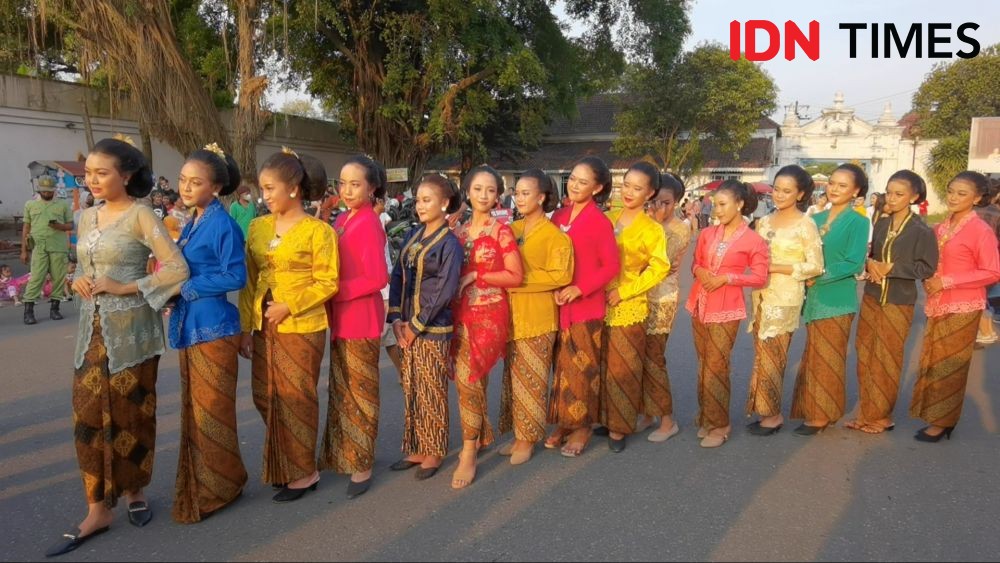 Iriana Jokowi Inisiasi Parade Kebaya di Solo saat Hari Batik Nasional