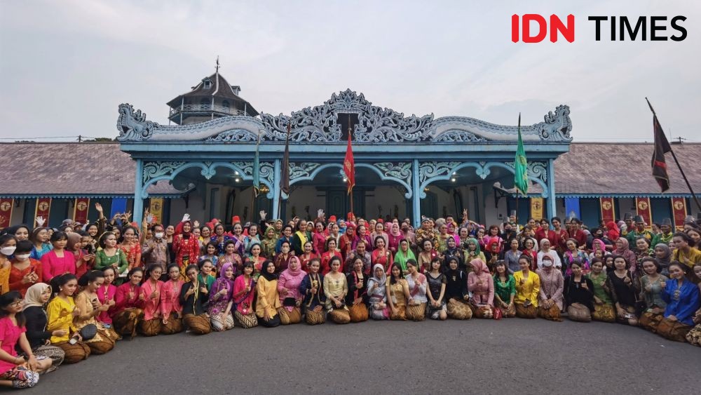 Iriana Jokowi Inisiasi Parade Kebaya di Solo saat Hari Batik Nasional