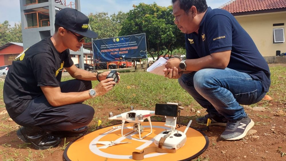 Biar Jago Cari Korban di Gunung, 12 Personel SAR Semarang Latihan Pakai Drone