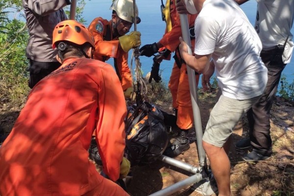 Diduga Depresi, Pria Ditemukan Meninggal Lompat Dari Tebing di Pecatu