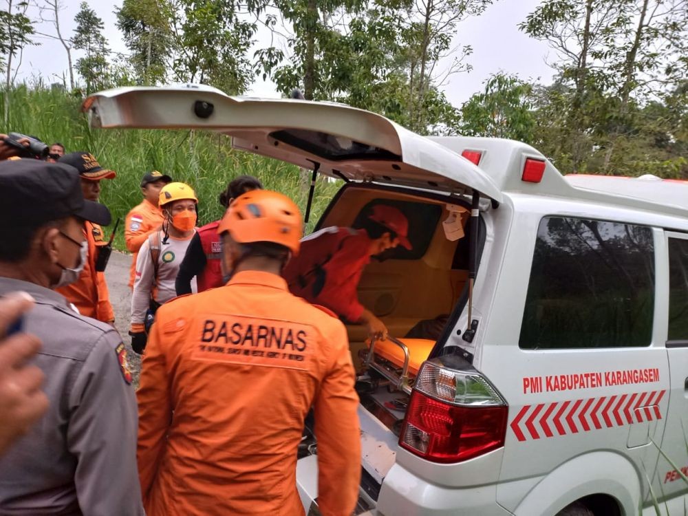 Tim SAR Tempuh 2 Jam Selamatkan Mahasiswa yang Cedera di Gunung Agung