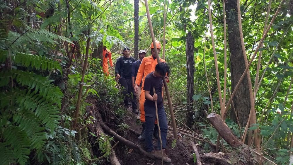 Tim SAR Tempuh 2 Jam Selamatkan Mahasiswa yang Cedera di Gunung Agung
