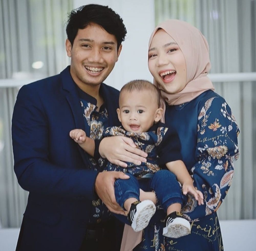 Emmeril Khan Mumtadz (kiri) memiliki hubungan yang dekat dengan adik bungsunya, Arkana Aidan Misbach (digendong) (www.twitter.com/@riris12via)