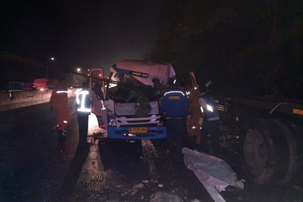 Mobil Travel Tabrak Truk di Tol Cipularang, Tiga Penumpang Tewas