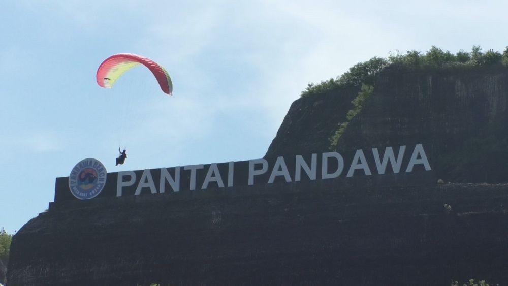 Paralayang Jadi Daya Tarik Wisata Alternatif di Bali