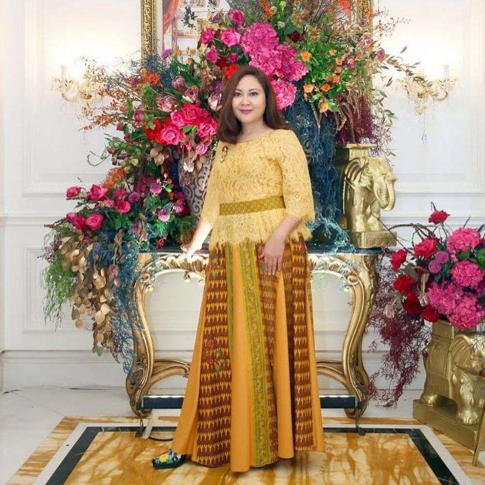 9 Kebaya Brokat Modern Ala Istri Pejabat, Warnanya Memikat