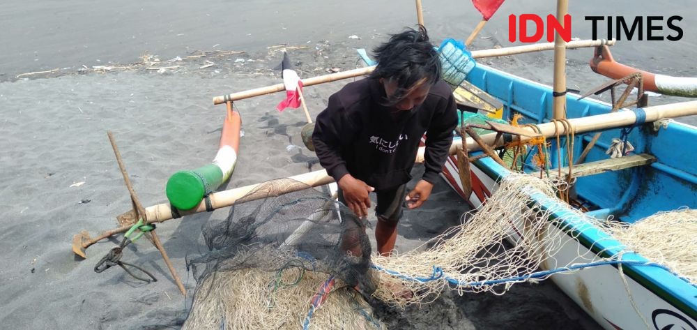 Gelombang Pasang Hancurkan Perahu Nelayan di Pantai Gesing
