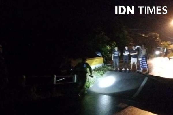 Jembatan Pengubung di OKU Timur Ambruk Akibat Hujan Deras