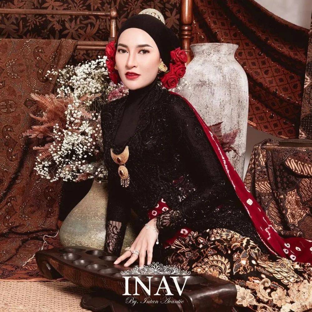 Gaya Artis Berbalut Kebaya Rancangan Intan Avantie