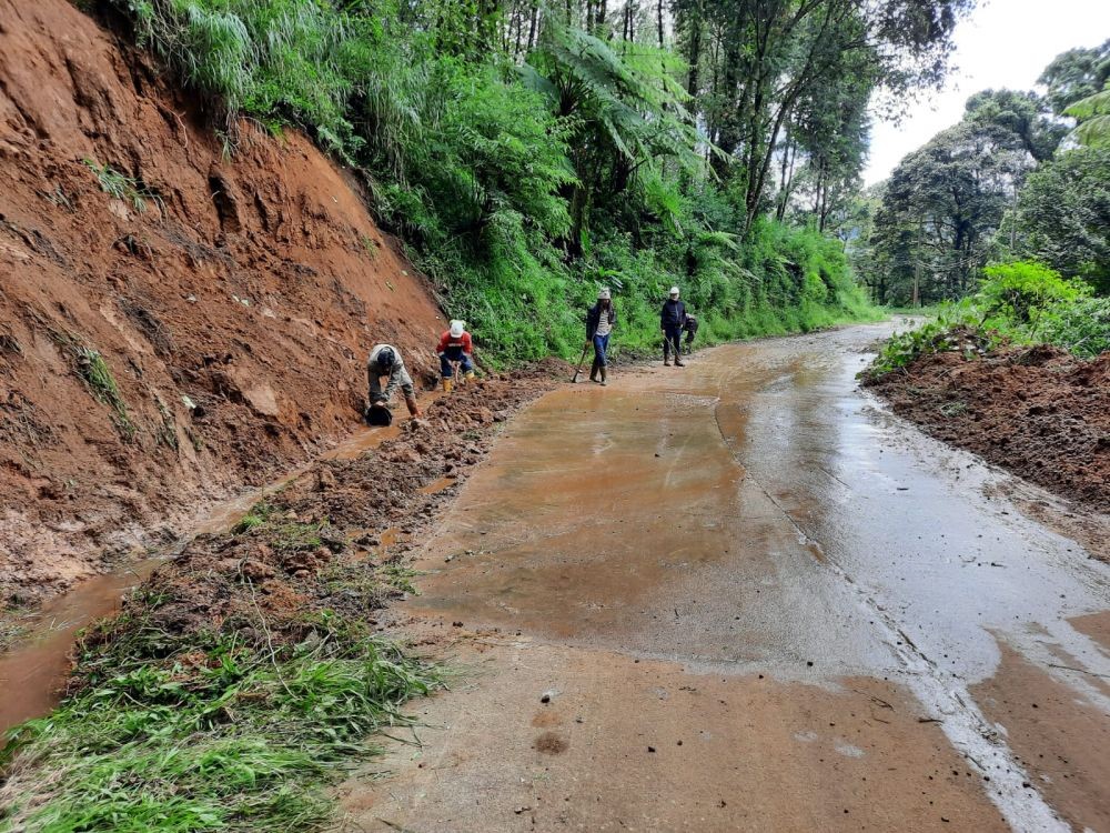Tertutup Longsor, Akses Jalan di Desa Sugihmukti Kembali Normal