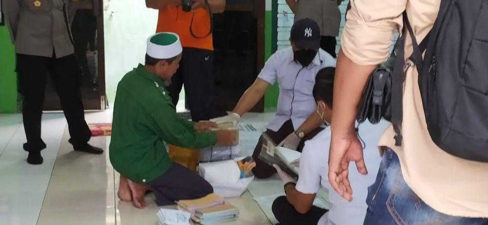 Polda Jatim Geledah Kantor Khilafatul Muslimin di Surabaya