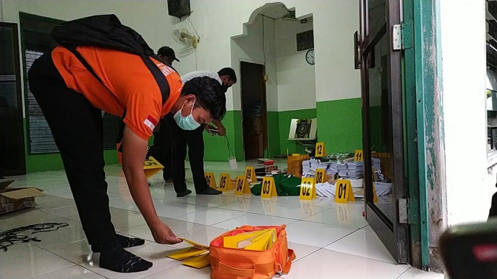 Polda Jatim Geledah Kantor Khilafatul Muslimin di Surabaya