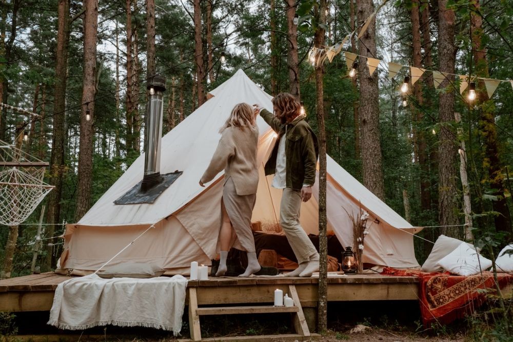 8 Tips Camping Sex yang Nyaman dan Memuaskan