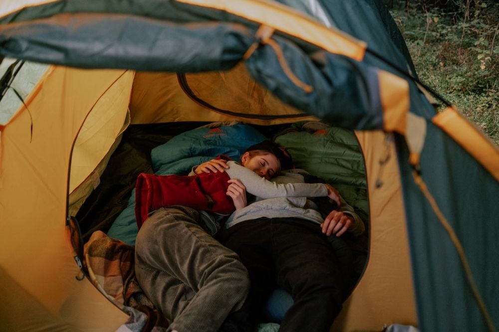 8 Tips Camping Sex yang Nyaman dan Memuaskan