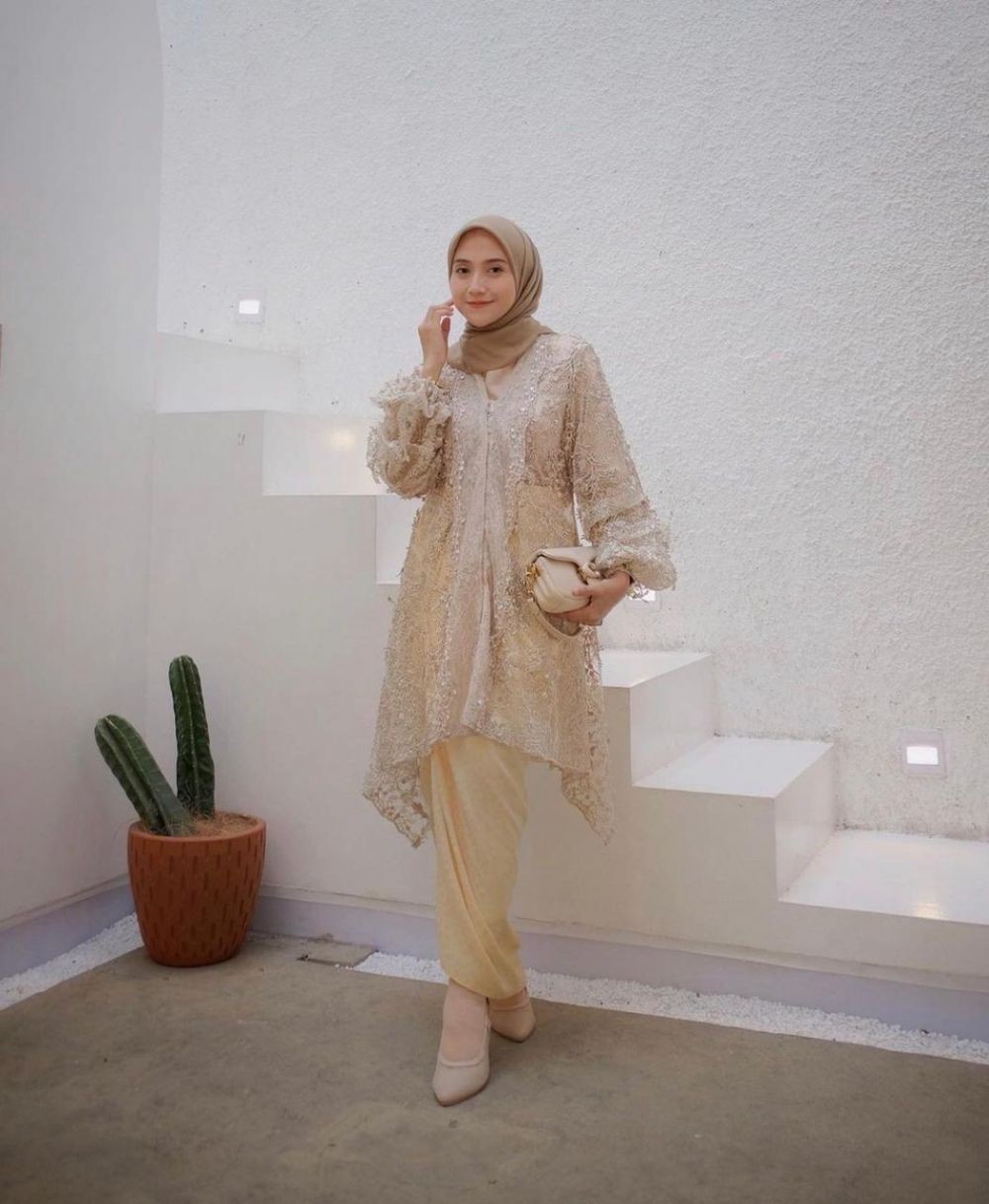 10 OOTD Hijab Earth Tone ala Nisa Cookie, Kalem dan Elegan