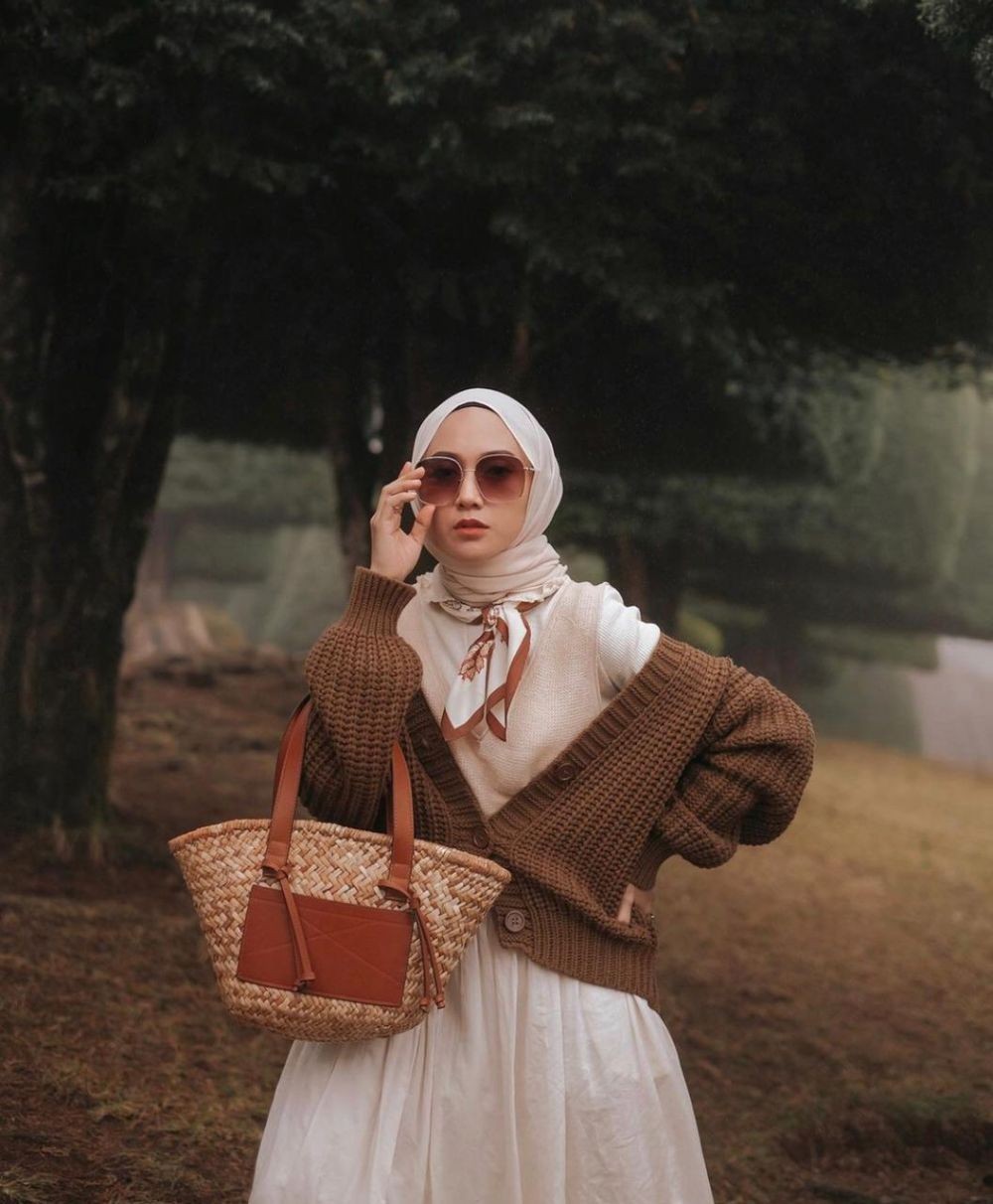 10 OOTD Hijab Earth Tone Ala Nisa Cookie, Kalem Dan Elegan