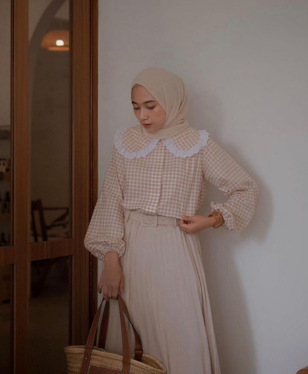 10 OOTD Hijab Earth Tone ala Nisa Cookie, Kalem dan Elegan