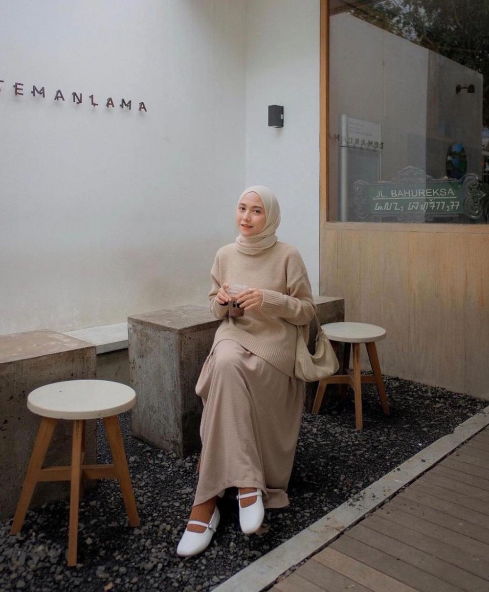 10 OOTD Hijab Earth Tone ala Nisa Cookie, Kalem dan Elegan