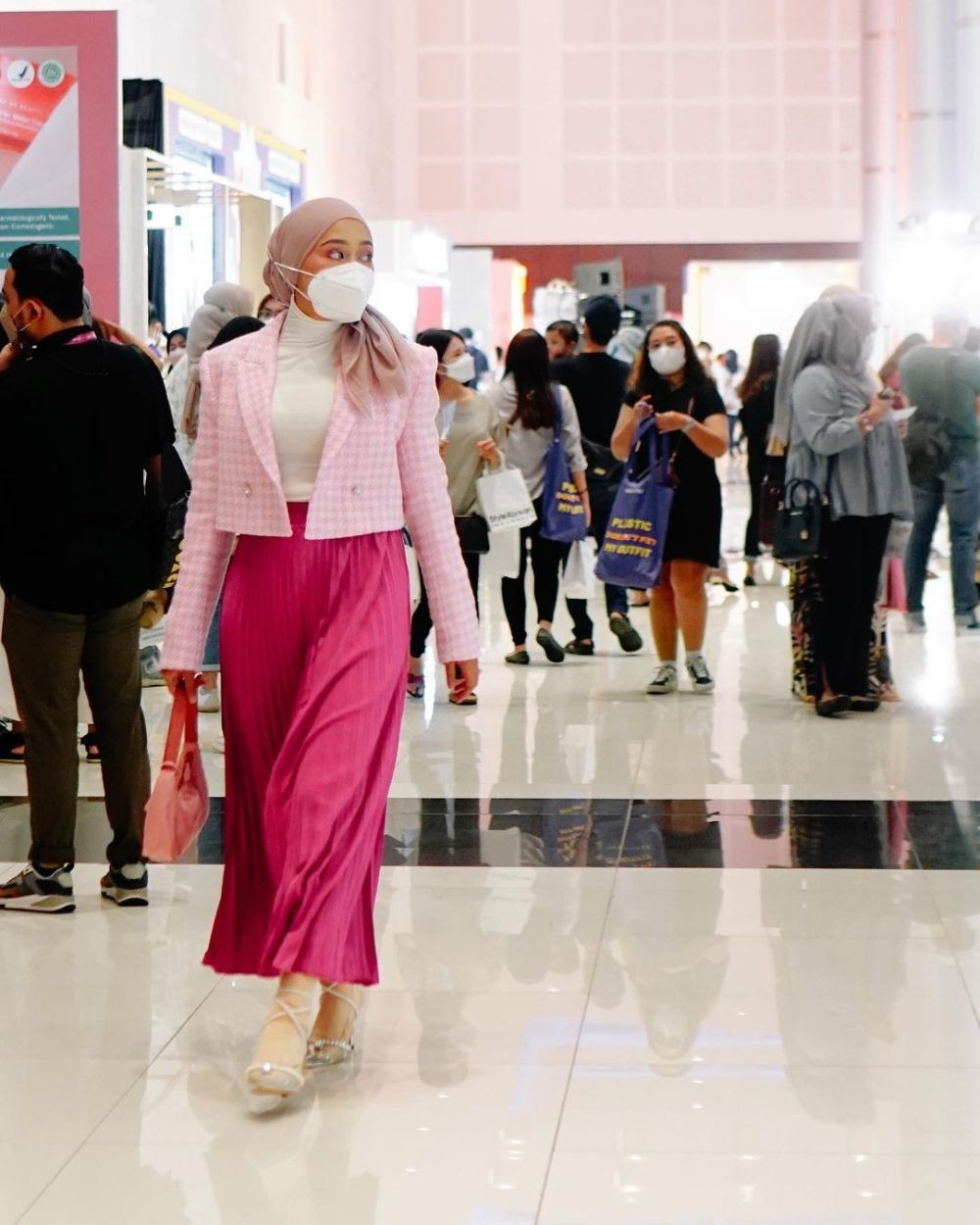 11 Padu Padan Hijab Dengan Outfit Berwarna Cerah 2804