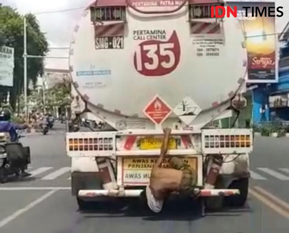 Viral! Video Pria ODGJ di Rembang Bergelantungan di Truk Pertamina