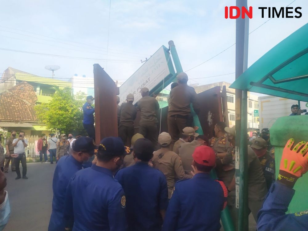 Ilegal, 14 Plang Ormas Khilafatul Muslimin di Bandar Lampung Dicopot