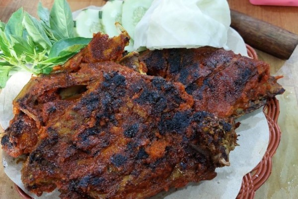 Melahap Bebek Bakar Garuda, Seporsi Isi Sekilo